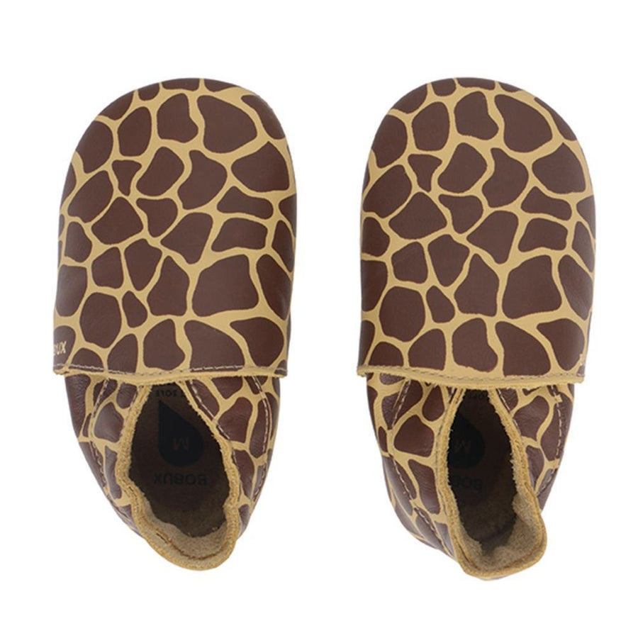 Pantuflas Bobux con estampado de jirafas